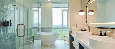 Sviitti, 1 makuuhuone (Bath Shower Combination) | Kylpyhuone | Ilmaiset hygieniatuotteet, hiustenkuivaaja, pyyhkeet