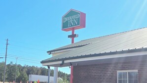 A brick building with a sign for Deerfield Inn. - Deerfield Inn McComb I-55 (McComb)
