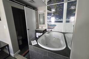 Free toiletries, towels - Deerfield Inn McComb I-55 (McComb)