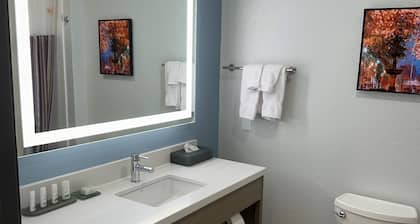La Quinta Inn & Suites by Wyndham Macon West