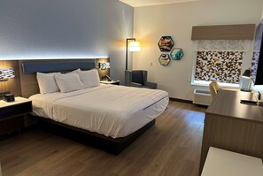 Premium bedding, down comforters, pillowtop beds, desk - La Quinta Inn & Suites by Wyndham Macon West (Macon)