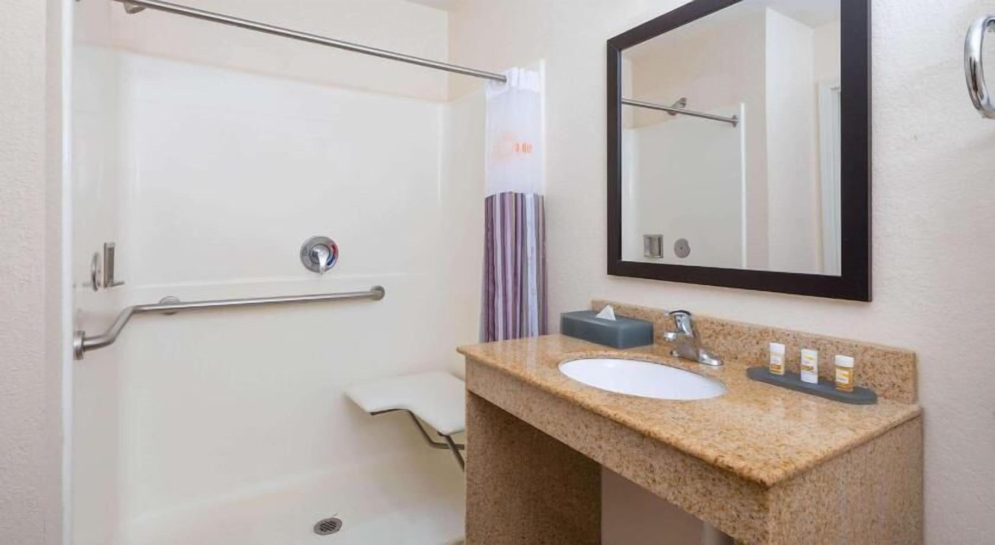 Baño | Tina con regadera, amenidades de baño gratuitas, secadora de cabello 