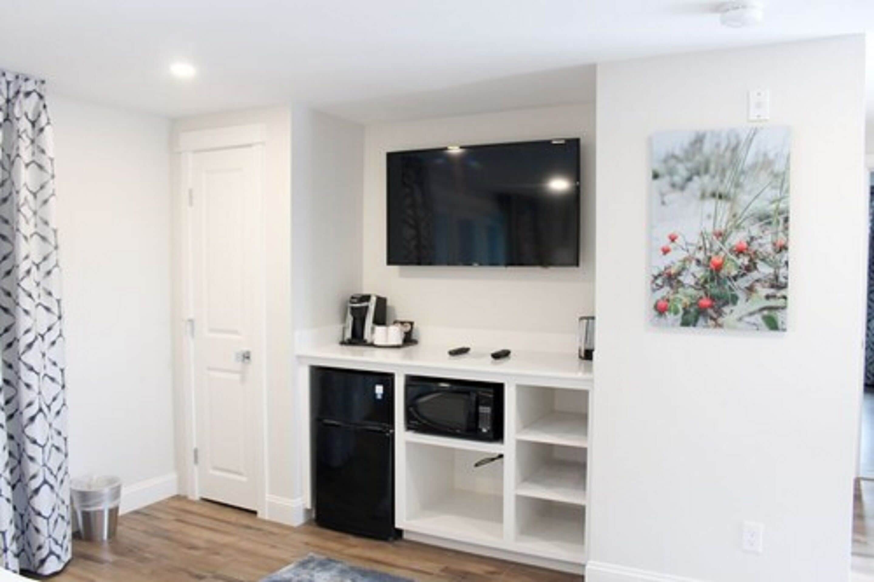 suite, 2 bedrooms, balcony, ocean view | television