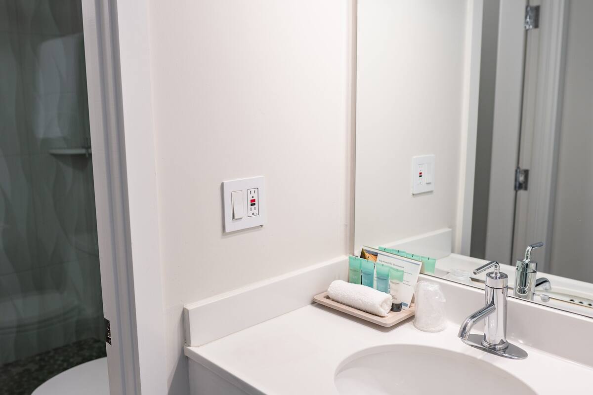 suite, 2 bedrooms, balcony, ocean view | bathroom | towels