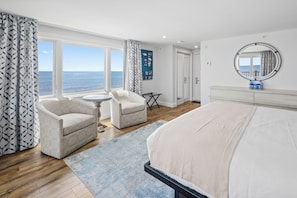 Quarto premier, 1 cama King e sofá-cama, vista para o oceano, de frente para o oceano (King) | Roupas de cama premium, frigobar, cortinas blackout