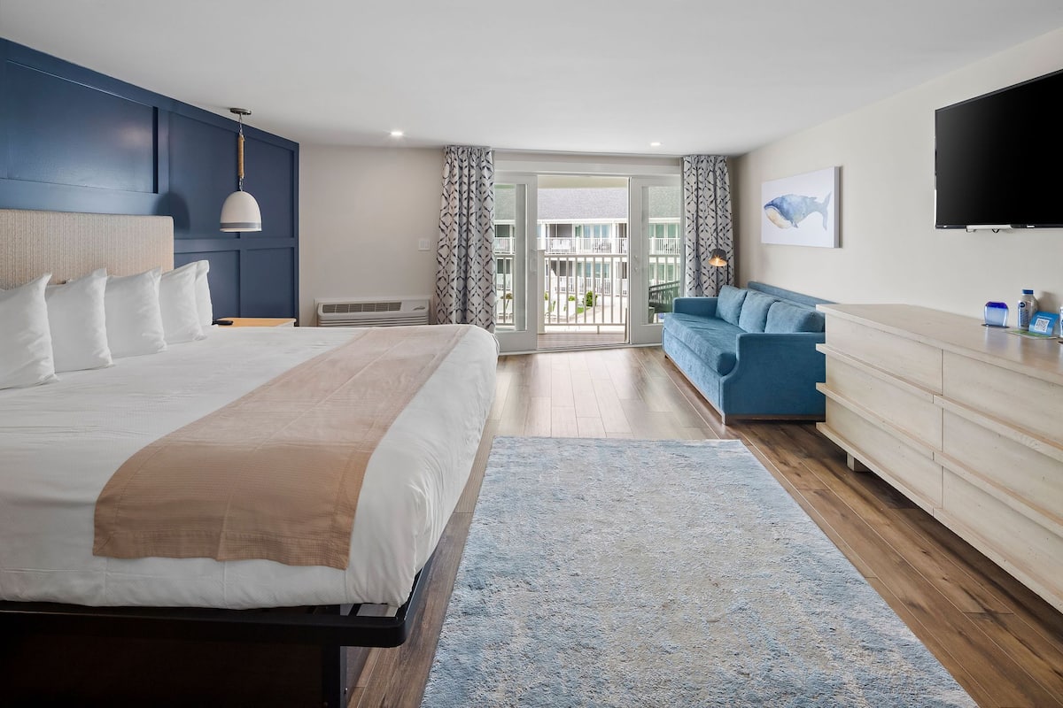 Deluxe Room, 1 King Bed with Sofa bed, Balcony, Ocean View (King) | Premium bedding, blackout drapes, iron/ironing board, free rollaway beds