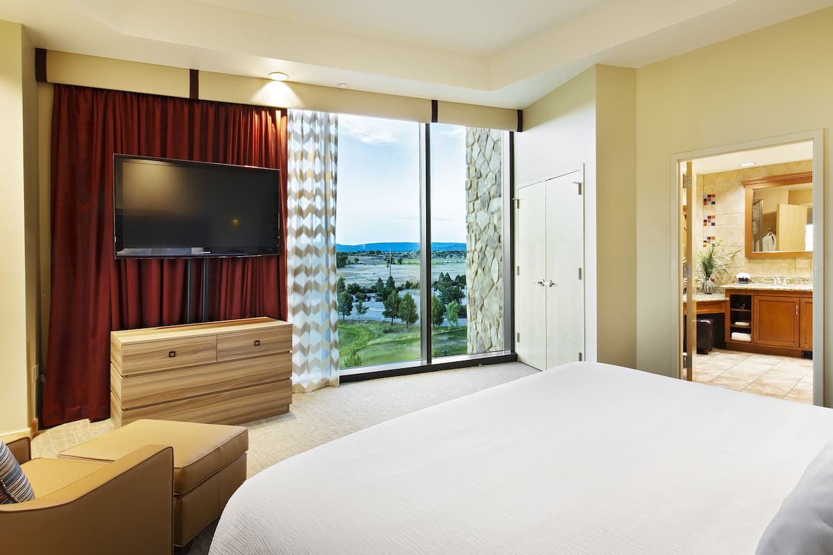 executive suite | 1 bedroom, premium bedding, pillow-top beds, in-room safe