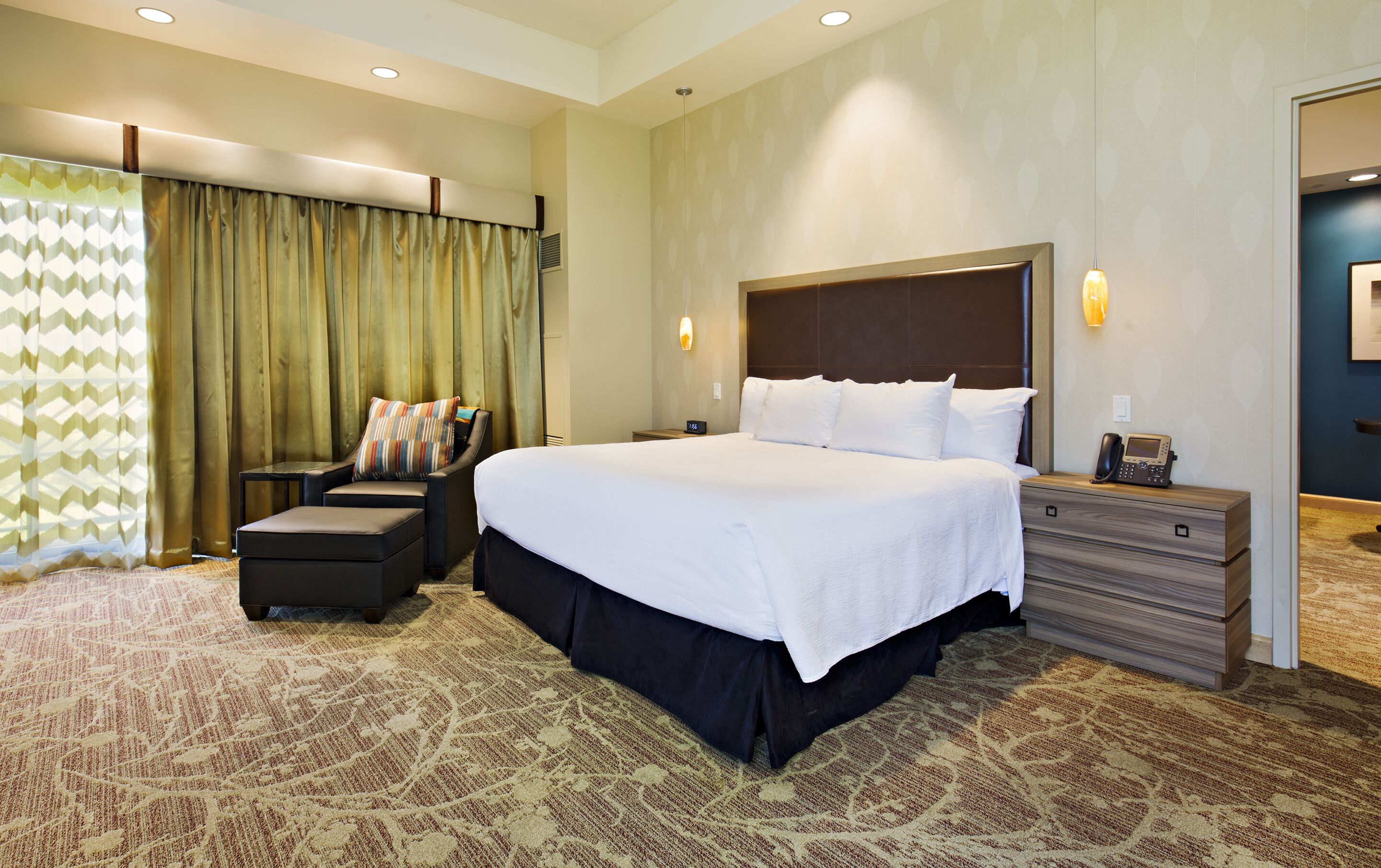 Executive Suite | Premium bedding, pillowtop beds, in-room safe, desk