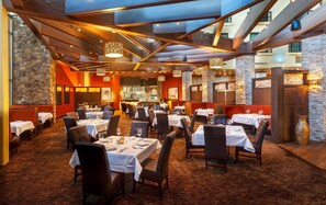 3 restaurantes, se sirve desayuno