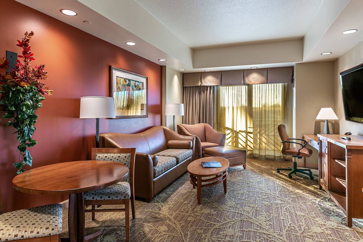 executive suite | living area | flat-screen tv, ipod dock