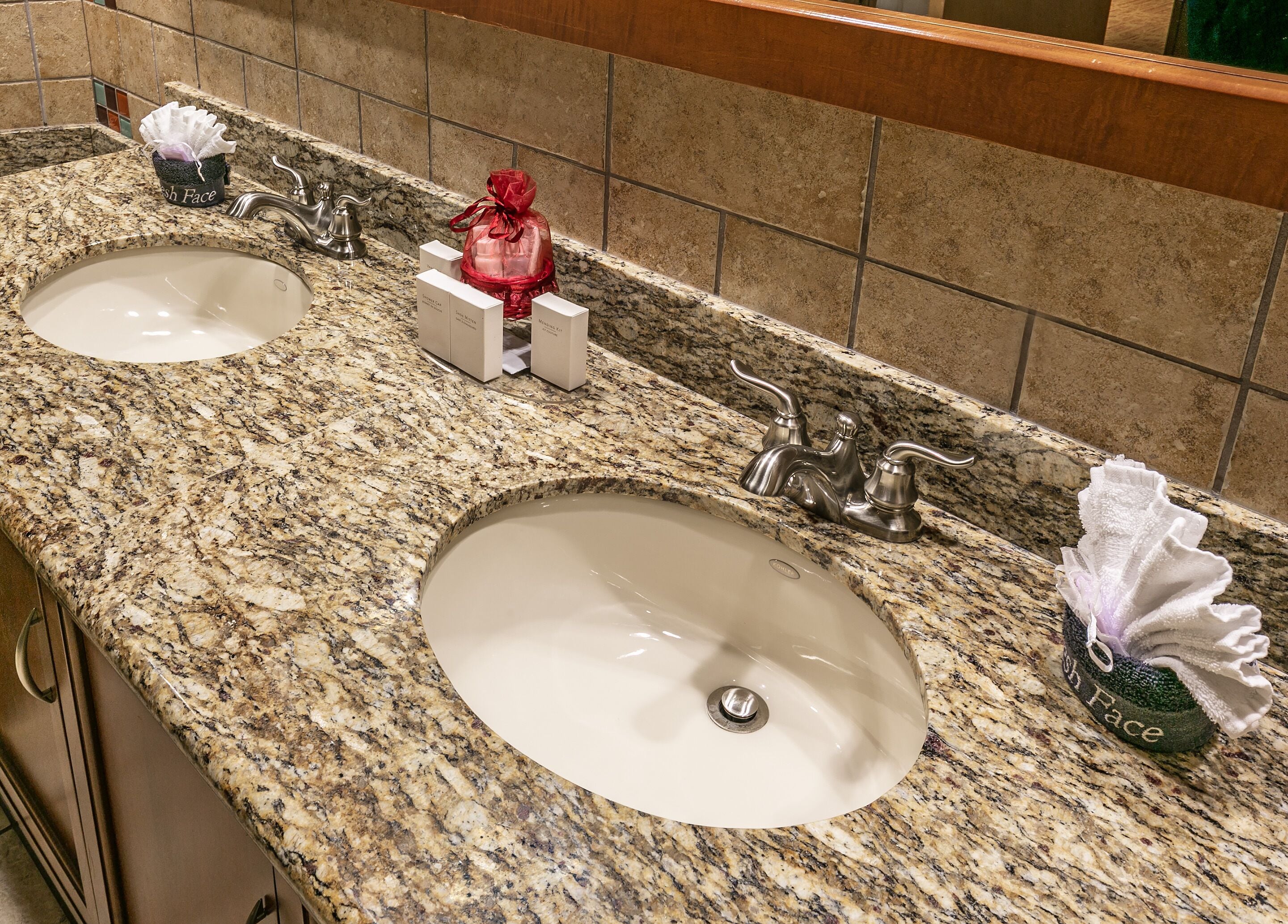 executive suite | bathroom | separate bathtub and shower, free toiletries, hair dryer, towels