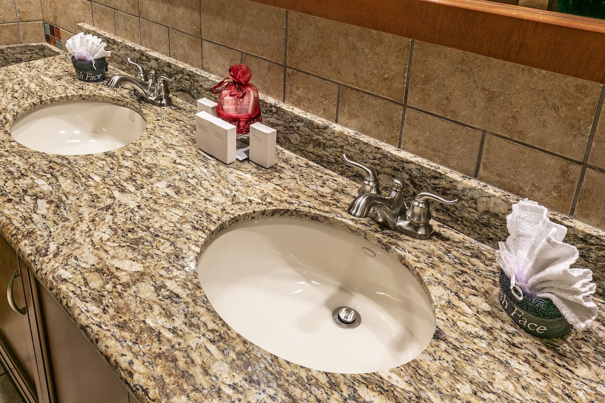 executive suite | bathroom | separate bathtub and shower, free toiletries, hair dryer, towels