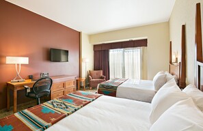 Sengetøy av topp kvalitet, senger med overmadrass og safe på rommet