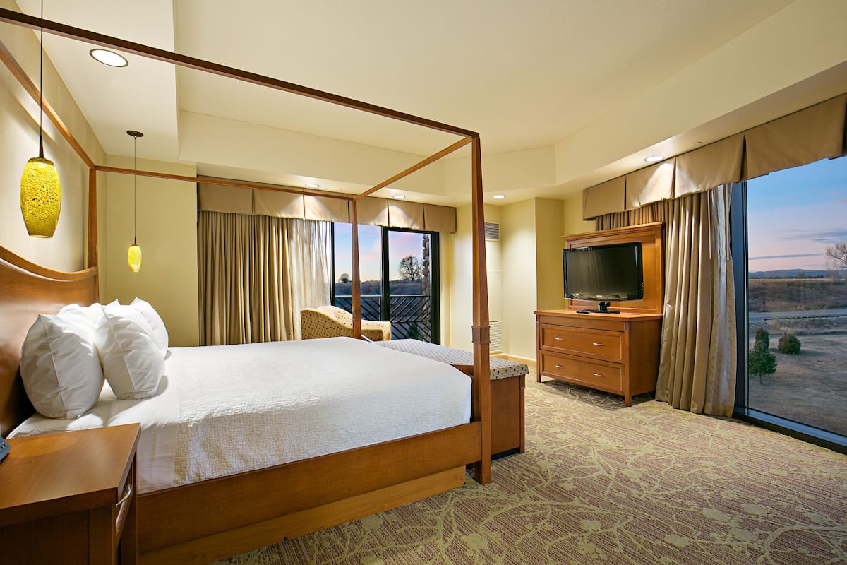 executive suite | 1 bedroom, premium bedding, pillow-top beds, in-room safe