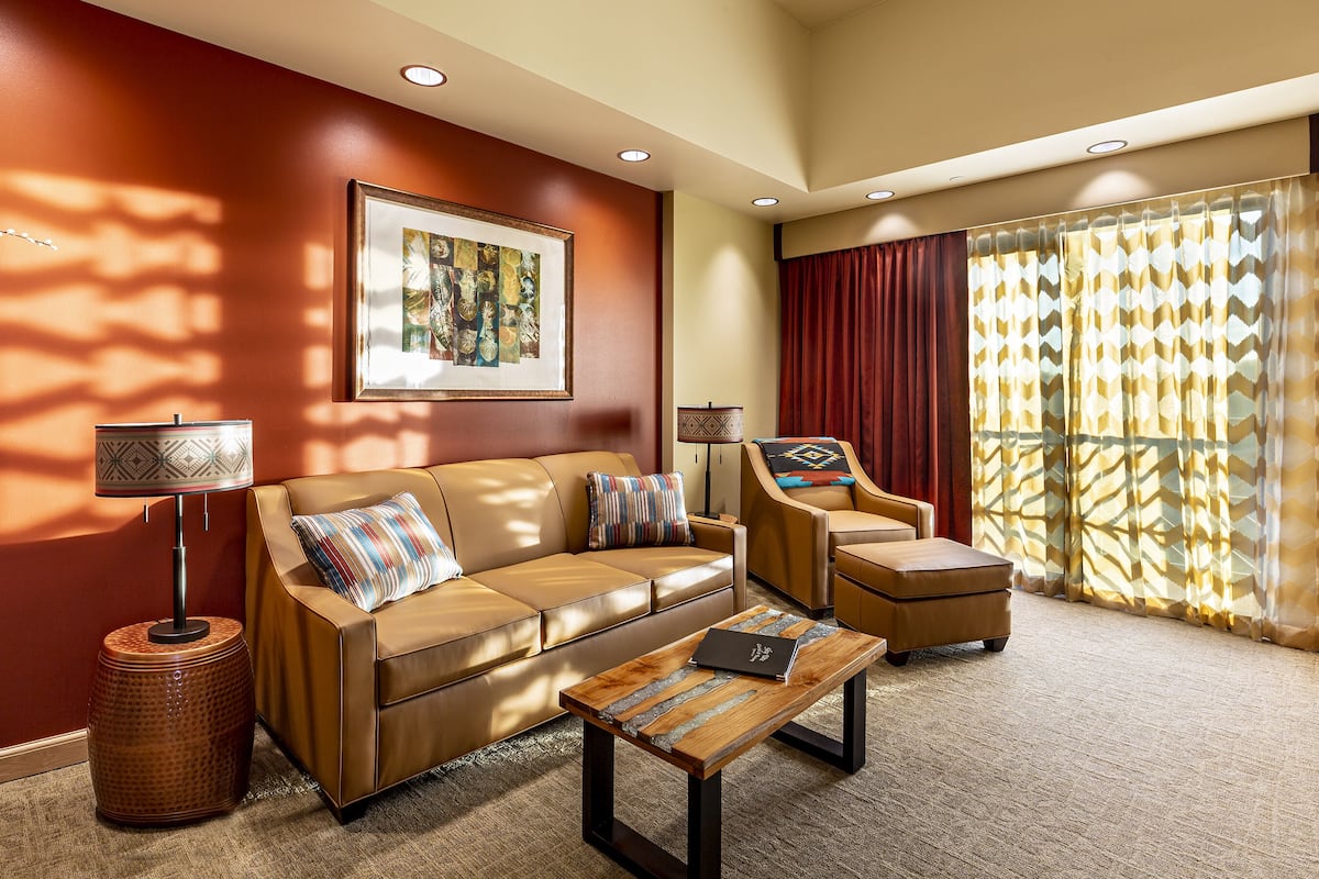 executive suite | living area | flat-screen tv, ipod dock