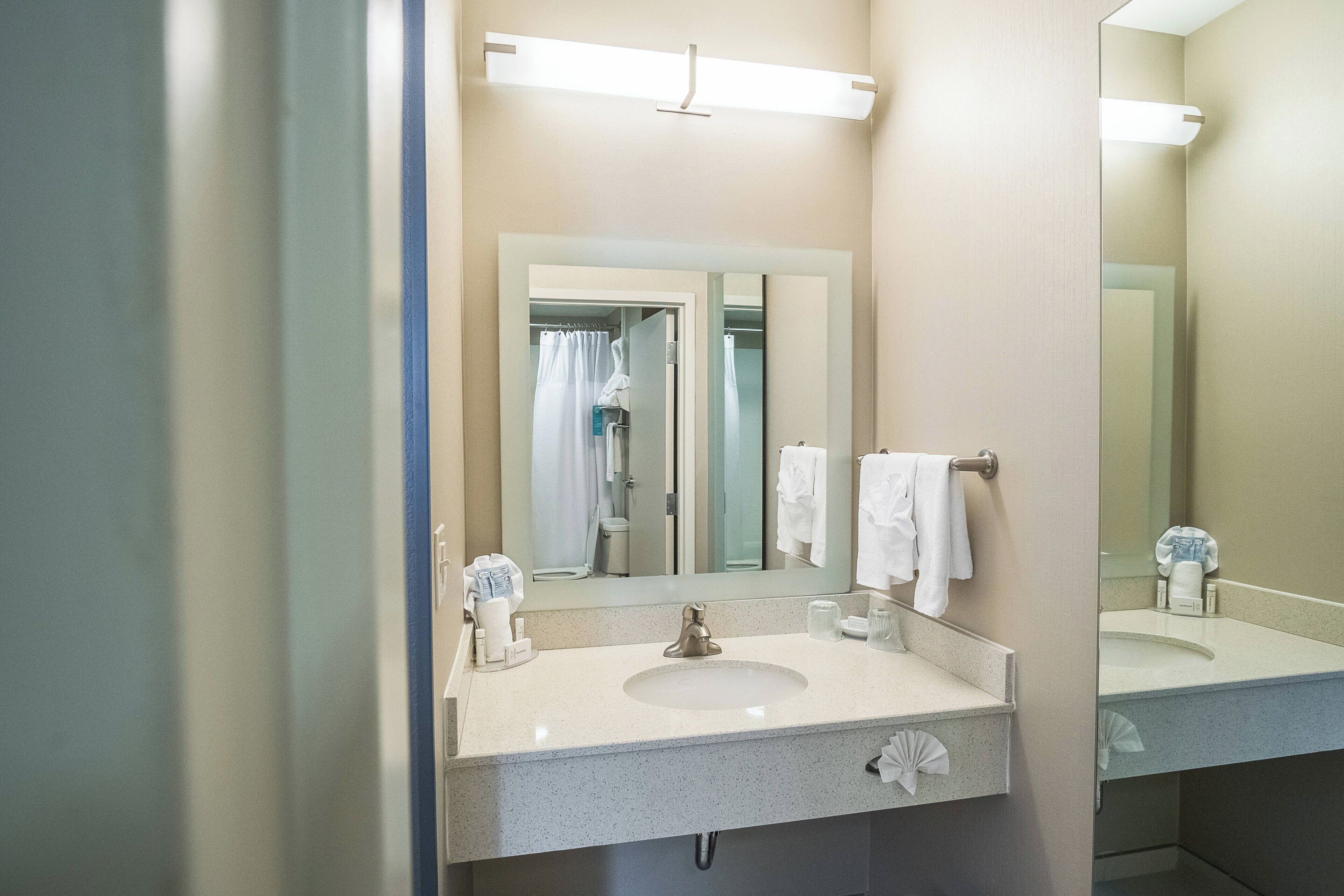 studio, 1 king bed, non smoking | bathroom | free toiletries, hair dryer, towels