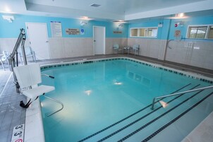 Una piscina cubierta (de 08:00 a 22:00), sombrillas