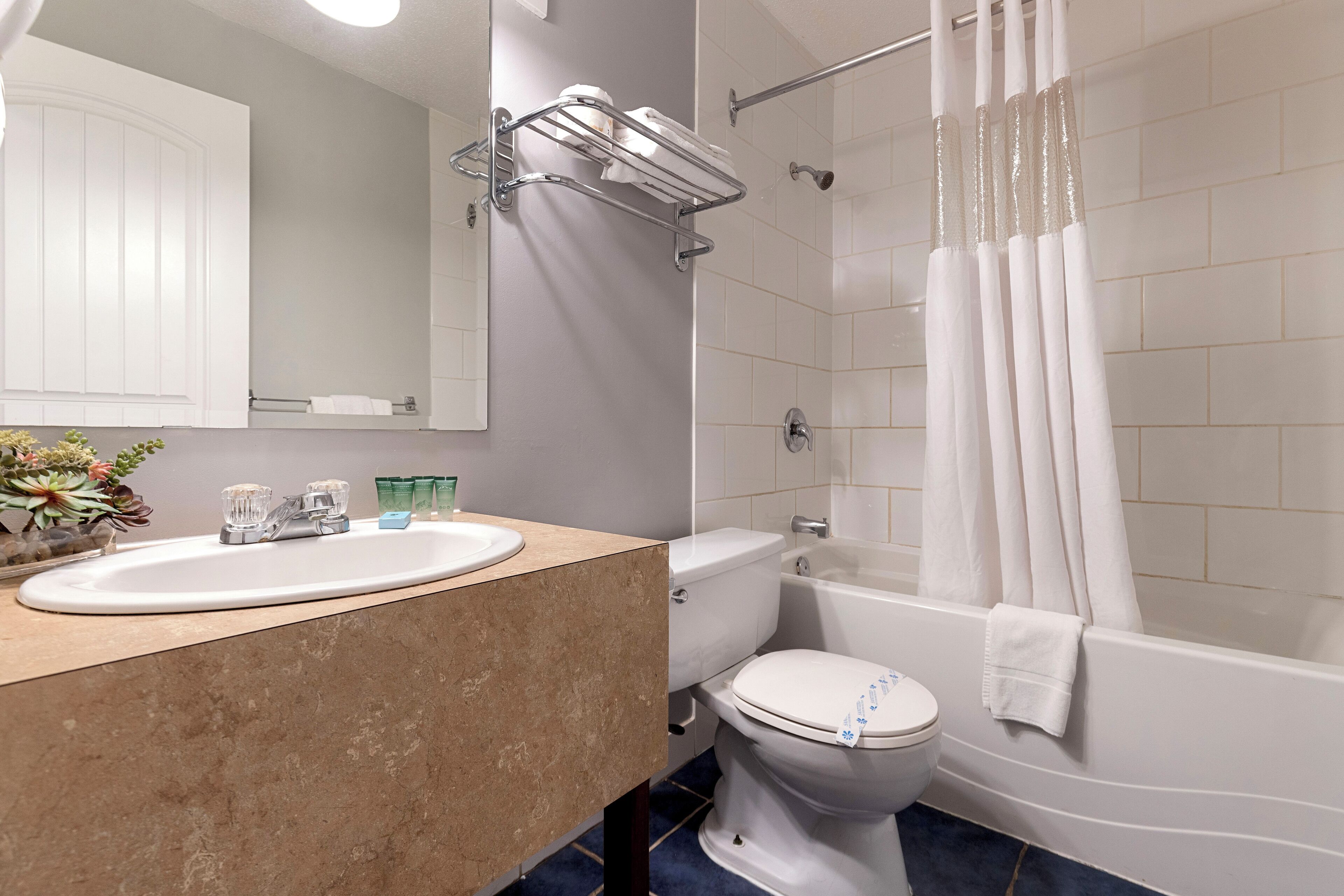 Un baño con lavamanos, inodoro y bañera.