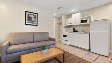 Zimmer, 1 Schlafzimmer, Küche | Wohnbereich | Flachbildfernseher