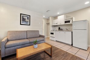 Rom, 1 soverom, kjøkken | Oppholdsområde | Flatskjerm-TV