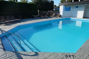Seasonal outdoor pool - Oasis Inn (Kelowna)