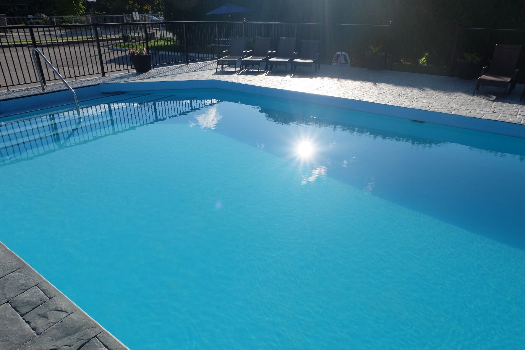 Una piscina al aire libre de temporada
