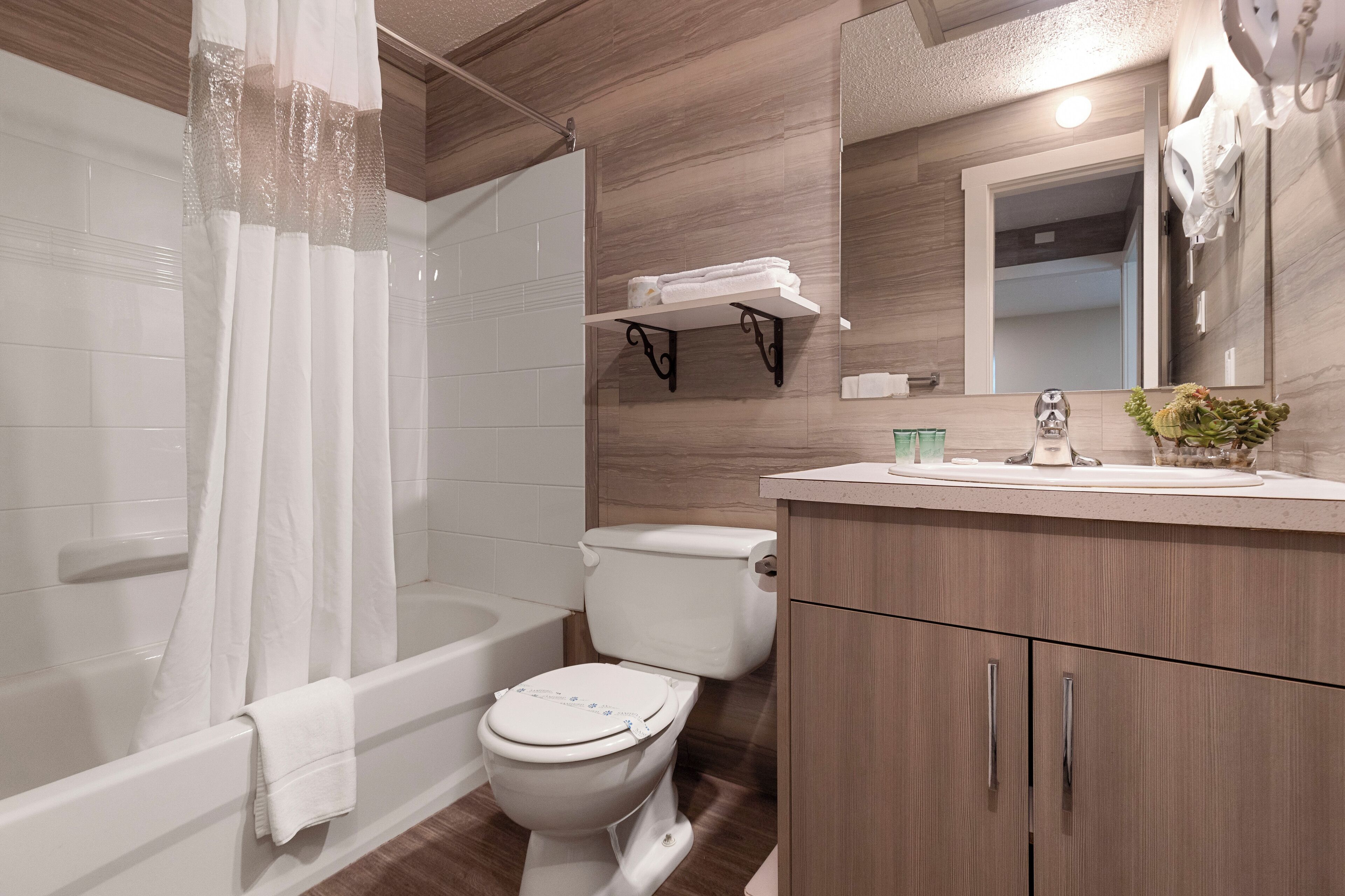 Habitación estándar, 1 habitación, cocina | Baño | Tina con regadera, amenidades de baño gratuitas, toallas 