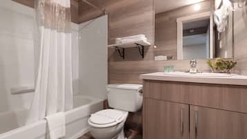 Habitación estándar, 1 habitación, cocina | Baño | Tina con regadera, amenidades de baño gratuitas, toallas