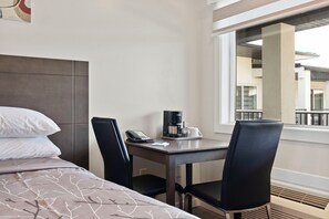 Quarto luxo, 2 camas de casal (Not Pet Friendly) | Ferros/tábuas de passar roupa, berços grátis, Wi-Fi de cortesia