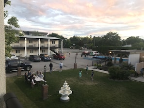 Courtyard view - Oasis Inn (Kelowna)