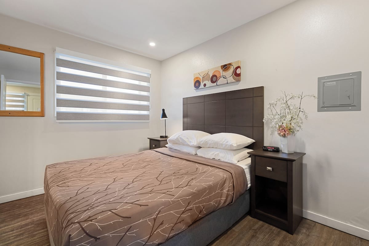 Single Room | Iron/ironing board, cribs (free), WiFi (free), bed sheets