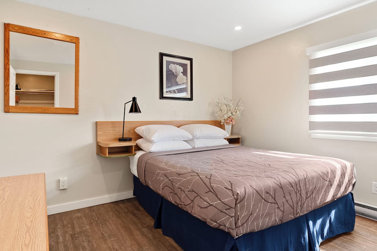 Room, 1 Bedroom, Kitchen | Iron/ironing board, cribs (free), WiFi (free), bed sheets