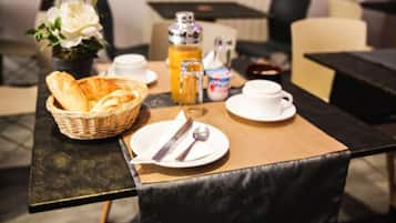 Desayuno buffet diario (EUR 12 por persona)