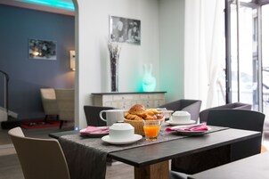 Desayuno buffet diario (EUR 12 por persona)