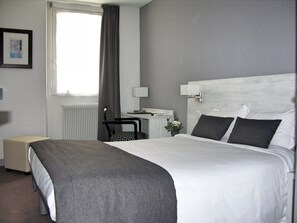 Comfort Double Room, Private Bathroom | In-room safe, individually furnished, desk, laptop workspace - Hôtel Cannes Croisette (Cannes)