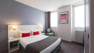 Comfort tweepersoonskamer, privébadkamer | Een kluis op de kamer, individueel gemeubileerd, een bureau