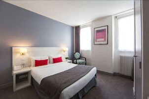 Caja de seguridad en la habitación, muebles diferentes y escritorio 