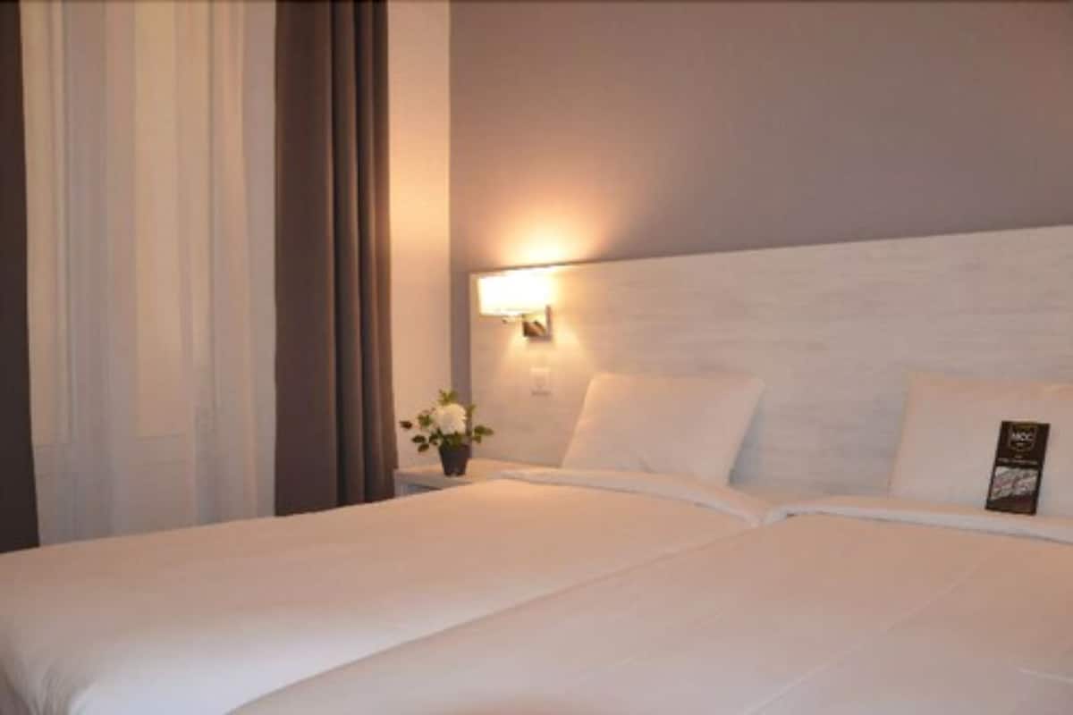 Comfort Twin kamer, privébadkamer | Een kluis op de kamer, individueel gemeubileerd, een bureau