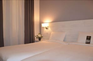 Comfort Twin Room, Private Bathroom | In-room safe, individually furnished, desk, laptop workspace - Hôtel Cannes Croisette (Cannes)