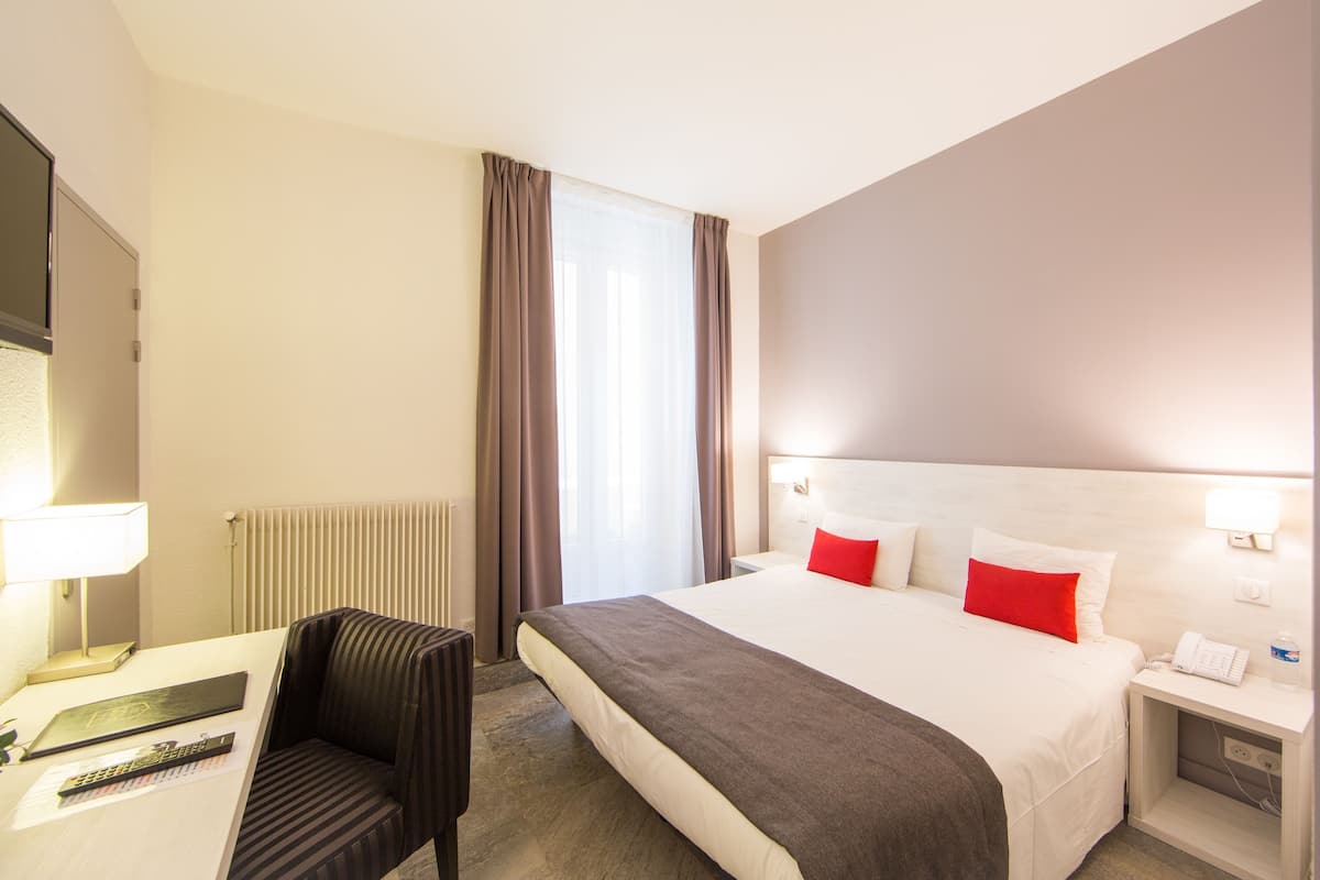 In-room safe, individually furnished, desk, laptop workspace