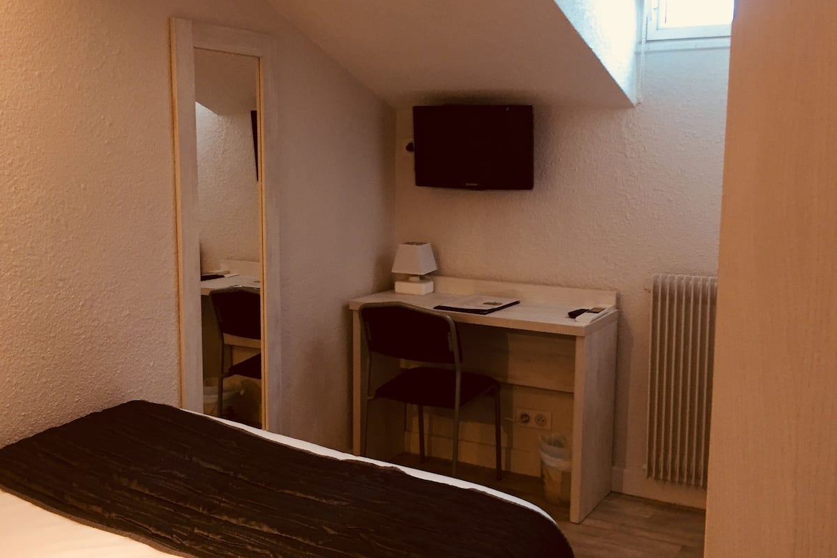 Eenvoudige tweepersoonskamer, voor 1 persoon, 1 tweepersoonsbed | Een kluis op de kamer, individueel gemeubileerd, een bureau