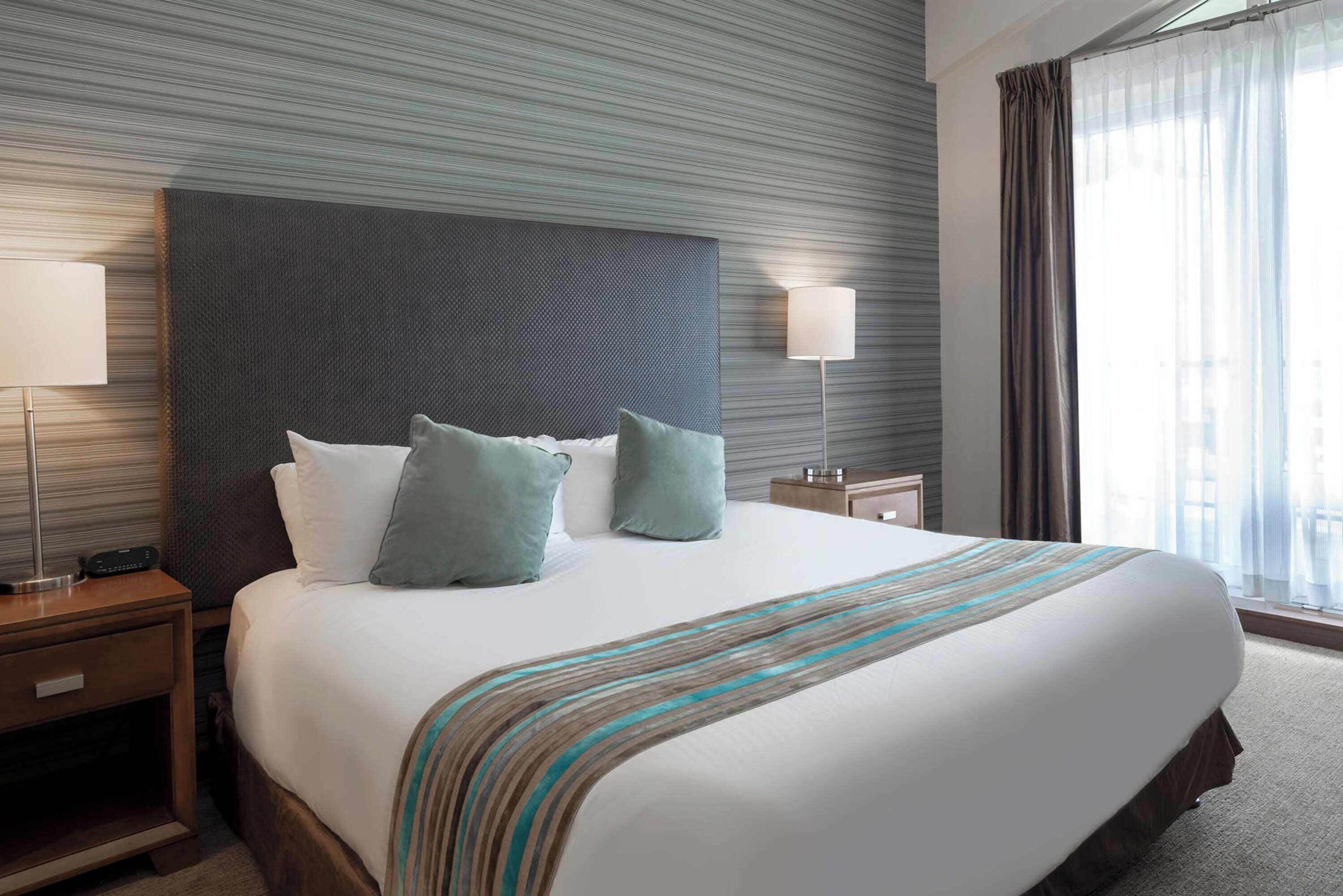 ห้องคลาสสิกสวีท, 2 ห้องนอน (2 King Beds, Sofa Bed) | เครื่องนอนระดับพรีเมียม, เตียงพร้อมฟูกเสริมที่นอน, ตู้นิรภัยในห้องพัก