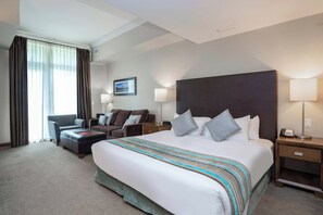 Classic Studio Suite, 1 King Bed with Sofa bed | Premium bedding, pillowtop beds, in-room safe, desk - The Sutton Place Hotel Revelstoke Mountain Resort (Revelstoke)