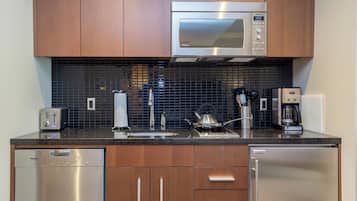 Fridge, microwave, stovetop, dishwasher