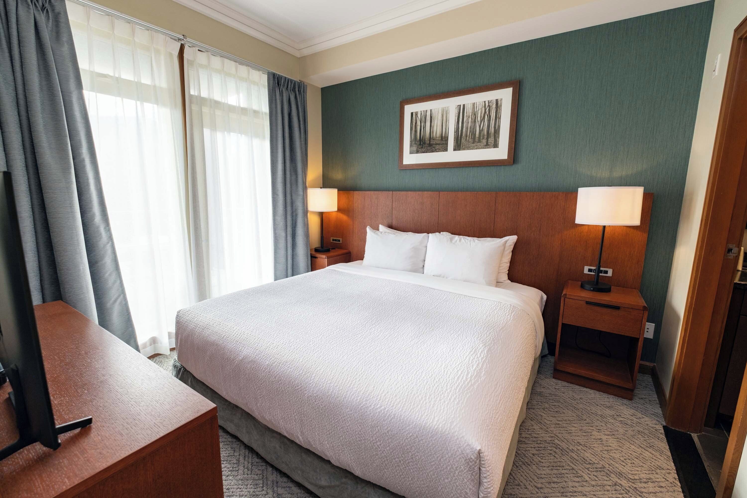 Premium bedding, pillowtop beds, in-room safe, desk