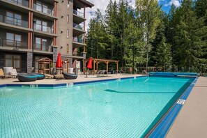 Outdoor pool, sun loungers - The Sutton Place Hotel Revelstoke Mountain Resort (Revelstoke)