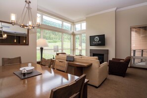 Suite Prestige, 2 chambres (2 King Beds, Sofa Bed) | Literie de qualité, lit avec matelas à plateau-coussin, coffre-fort