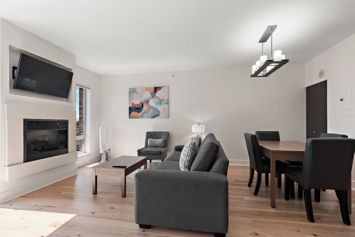 Suite – premier, 2 soverom | Oppholdsområde | En 42-tommers Flatskjerm-TV med digitale kanaler samt TV og peis