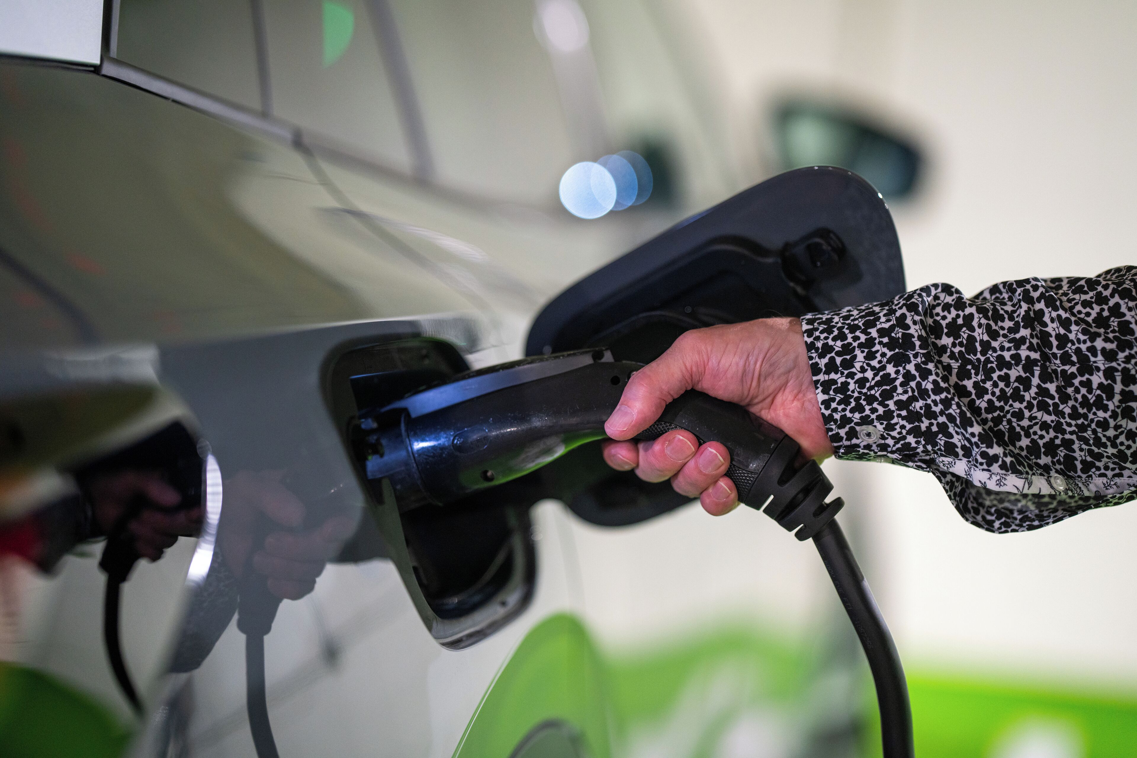 Electric vehicle charging station