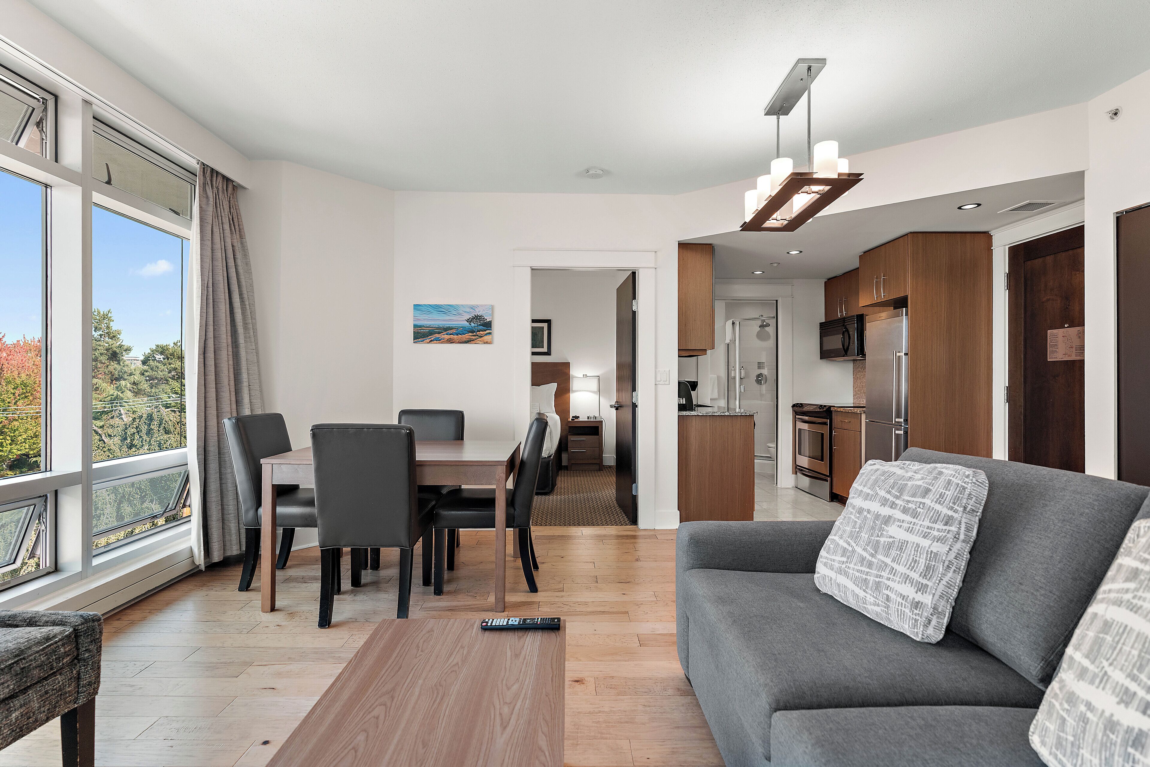 Suite Deluxe, 2 habitaciones | Zona de estar | Una televisión de pantalla plana, una chimenea, suelo radiante